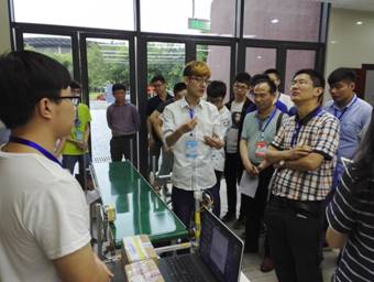 演示现场接受专家的质询.jpg
